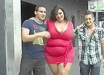 Mature Fat Girl With Huge Boobs In The Group Video