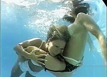 Souboj lesbiček,Sex pod vodou