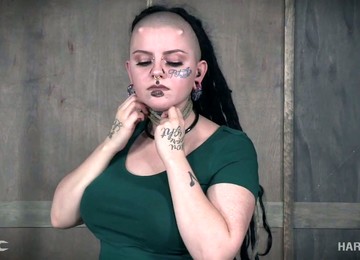 Extrémní BDSM,Vyšukaná mladá gotička,Piercing v kundičce,Vyšukaná potetovaná holka