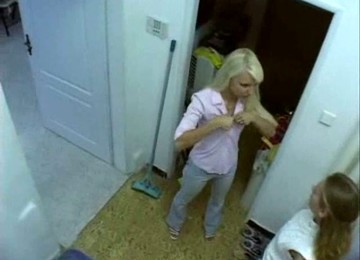 Vyšukaná žhavá blondýnka,Odhalování na veřejnosti,Skrytá kamera,Sex ve sprše,Porno na špionážní kameře