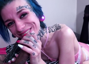 Tetovirana devojka jebana