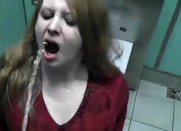 Rothaarige Freundin Trinkt Urin In Einer öffentlichen Toilette