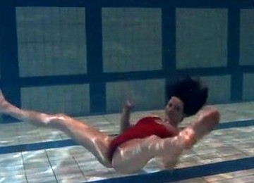 Секс в басейн,Чукане на руско момиче