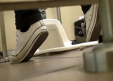Skrivena kamera pornić,Jebanje u toaletu