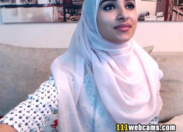 Amateur Beautiful Big Ass Arab Teen Camgirl Posing In Front Of The Webcam
