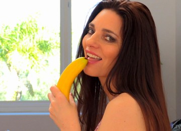 Mindi Stuffs Her Mature MILF Pussy And Reaches Orgasm With A Banana