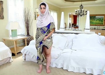 Hot Busty Pakistani Nympho Nadia Ali Is Happy To Masturbate Her Wet Pussy
