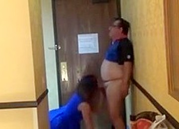 Muž gleda dok mu jebu ženu,Seks u hotelu