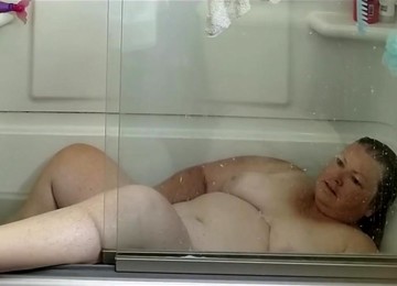 Fat Chrissy Rubs One Off In The Bath Tub Again