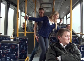 Ruchanie w Autobusie,Publiczny Seks,Dziewczyna w Skarpetkach