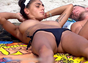 Sexo en la playa,Enseñando en público