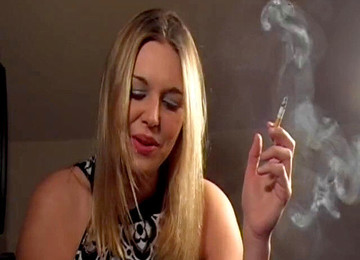 Devojka sa cigarom