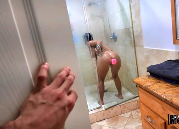 Fabulous Lady With Nice Big Rack Gia Derza Enjoys Anal In The Shower