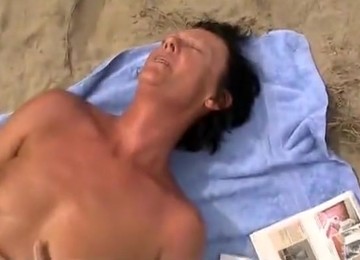 Sexo en la playa,Follándome a mi abuela
