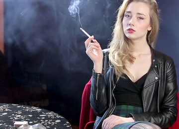 Rauchendes Mädchen