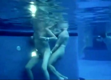 Sexo nudista,Sexo en la piscina