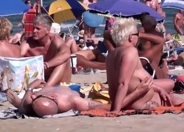Чукане на плажа,Нудистки секс