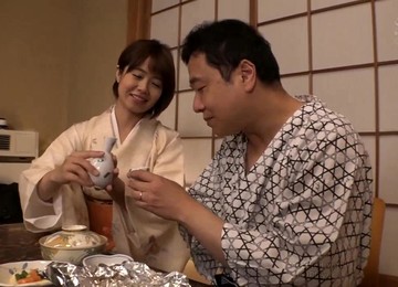 Asiatisches Ficken,In ihr kommen,Ehemann schaut zu,Japanischer Teenager gefickt,Muttermilch