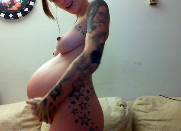 Baise pendant la grossesse,Fille tatouée baisée