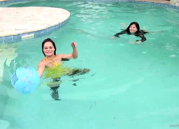 Lesbians Getting Wet And Wild In The Pool