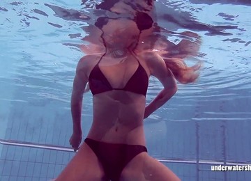 Große Titten,Pool Sex,Russisches Mädchen gefickt,Teenager beim Ficken,Unterwasser Sex
