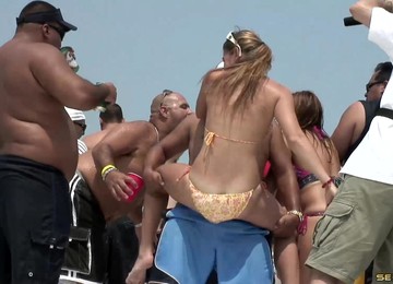Filmini Porno Amatoriali,Scopata in Bikini,Ballo Sexy,Esibizionismo in Pubblico,Festino Sessuale