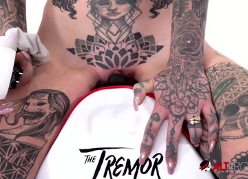 Inked Vampire Babe Amber Luke Cums On Tremor Sybian