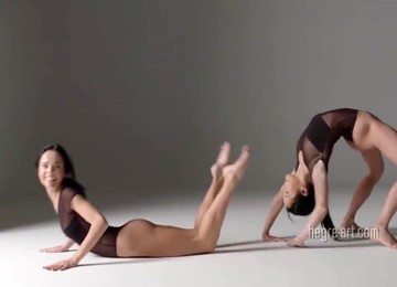 Vyšukaná žhavá brunetka,Sexy tanec,Šukání lesbiček,Sex s dvojčaty