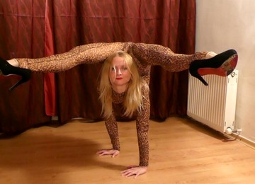 Flexible Dance Show - Watch4Fetish
