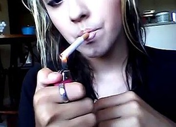 Fata Care Fumeaza