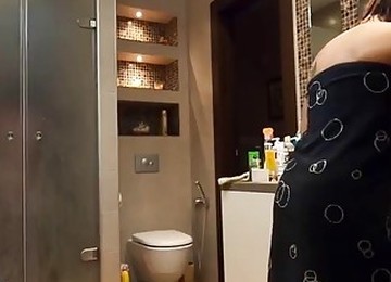 OMG! FUCK WIFE'S BEST FRIEND IN BATHROOM WHEN THE WIFE WAS IN SHOWER! WILL SHE NOTICE?
