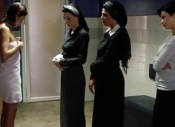 Монахиня се чука,Секс под душа