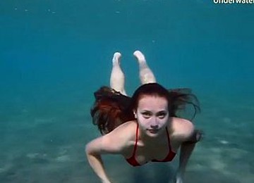 Underwater Show Of Erotic Young Models In The Water