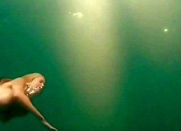 Grabaciones sexuales de famosas,Sexo bajo el agua