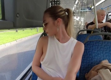 Ебля в автобусе,Верхом на члене,Секс на публике