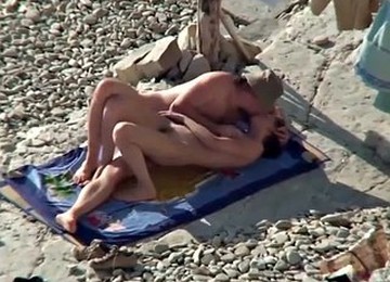 Seks na plaži,Prelep par se jebe,Nudistički seks,Seks u javnosti