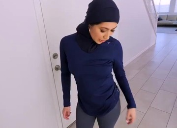 Muslim Babe Is Fucked By Kinky Personal Trainer After Stretching Glutes