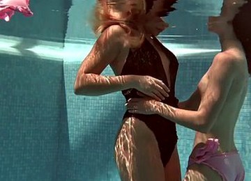 Sexo lésbico,Chicas rusas folladas,Sexo bajo el agua