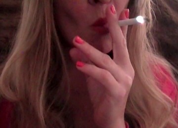 Девојка са цигаром