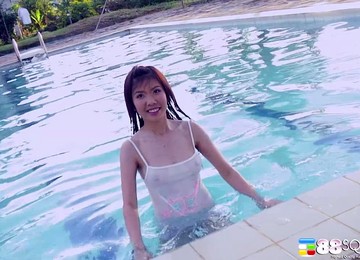 Sexo en la piscina,Chicas tailandesas folladas