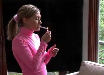 Fata Care Fumeaza