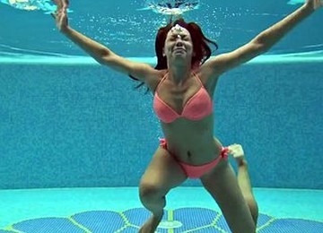 Sazan Cheharda On And Naked Swimming Underwater