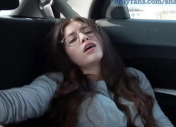 Amateur Teen Masturbates On The Backseat
