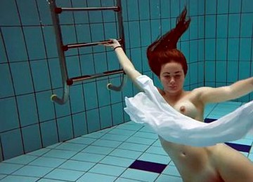 Redhead With Big Tits Lola Underwater Naked
