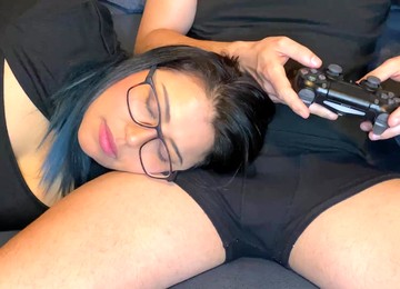 Mom Was Lying On My Knees While I Was Playing The Console And My Dick Got Hard, So I Had To Fuck Her In Mouth