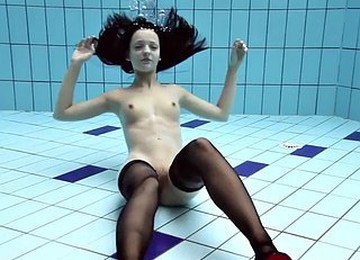 Секс в бассейне,Секс под водой