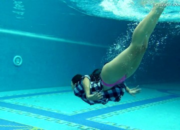 Bootylicious Lusty Hottie Sazan Chehards Exposes Her Curves Underwater