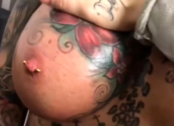 Тетовирана девојка јебана