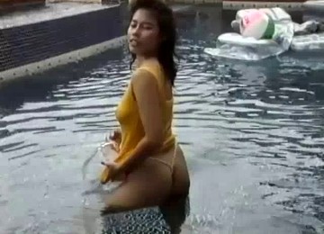 Sexy Charlene Gets Into Water In Order To Show Her Buttocks